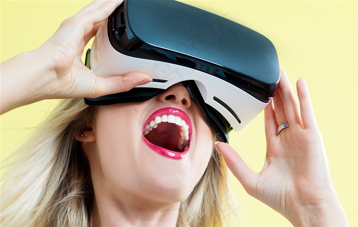 看3D眼镜的女人摄影高清图片