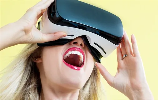 看3D眼镜的女人摄影高清图片 看3D眼镜的女人摄影高清图片