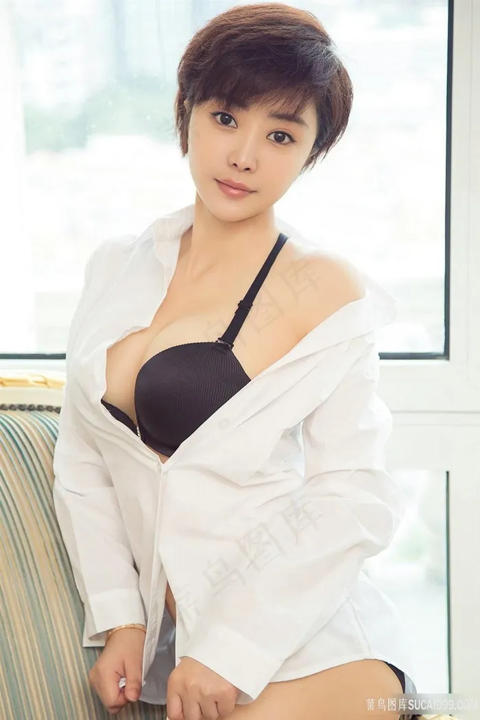 穿着衬衣的短发美女方圆图片