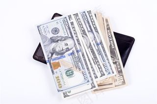 放在皮夹上的几捆钱