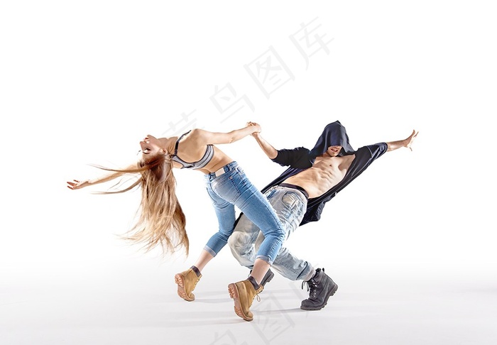 手拉手一起向后倾倒的男女青年
