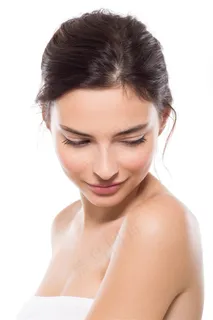 裸露着肩部的美女模特高清图片