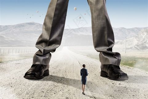 高大的男人和小小美女职场人物