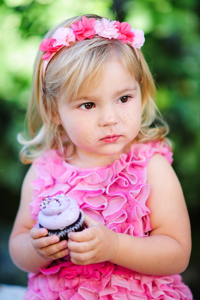 手拿冰激凌的小女孩图片