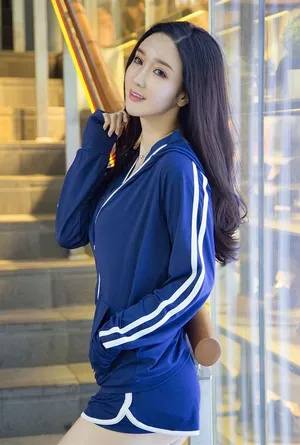 高清运动装清纯美女图片