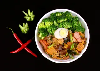 麻辣香锅餐饮快餐盖浇饭产品成品高清大图黑底圆盘