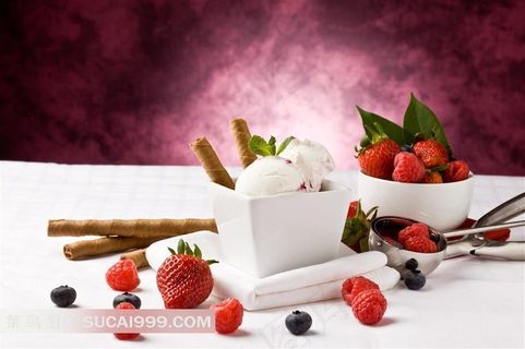 草莓树莓蓝莓香草雪糕与咖啡蛋卷高清摄影图片