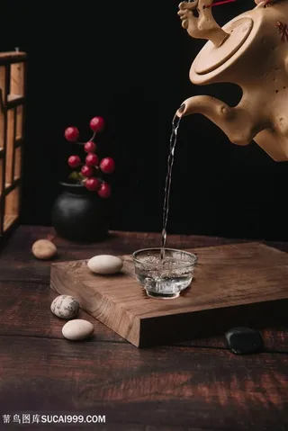 酒壶往杯子里倒酒