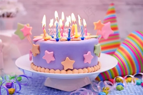 很多蜡烛的紫色生日蛋糕图片 很多蜡烛的紫色生日蛋糕图片