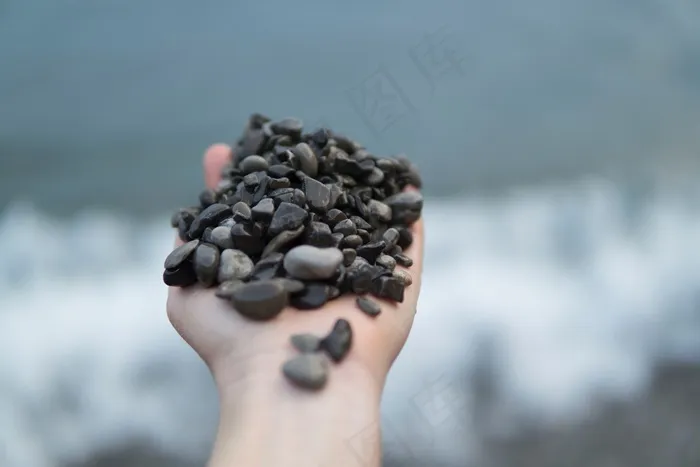手捧碎石图片