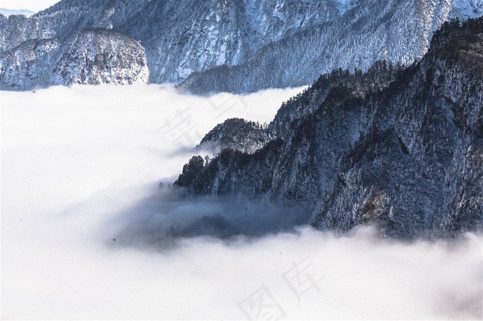 高山雪山水云海