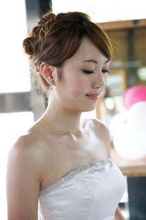 白色婚纱美女新娘发型写真