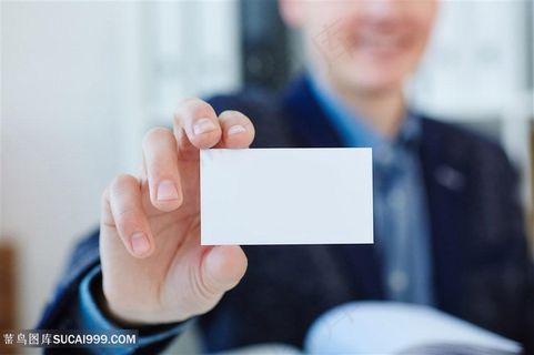 微笑商务男拿名片手势图片