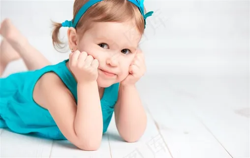 趴在地上的小女孩高清图片
