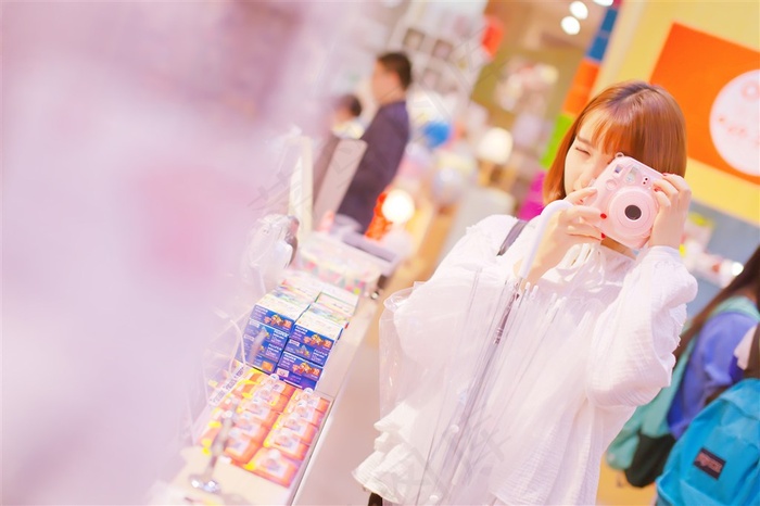 短发清纯美女写真图片