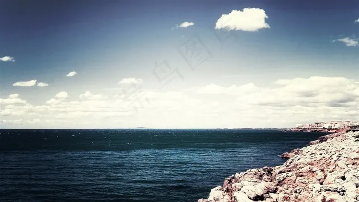 蔚蓝的大海在静静等待着浪潮