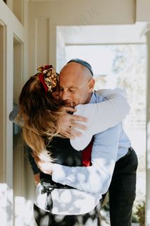 两个人相拥图片