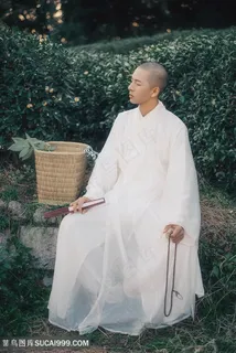 茶园坐着的古装帅哥图片