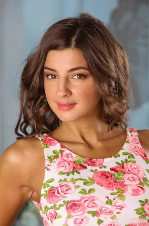 国外卷发美女图片