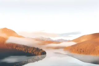 空灵山脉云间背景