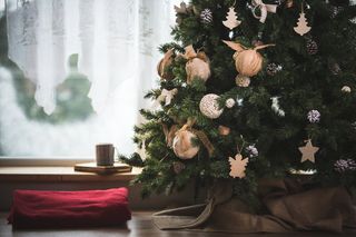 圣诞节圣诞树装饰挂件黄色圣诞球特写近景(15)