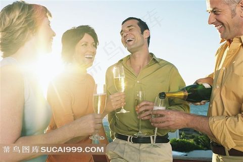 海边聚餐 开香槟庆祝特写