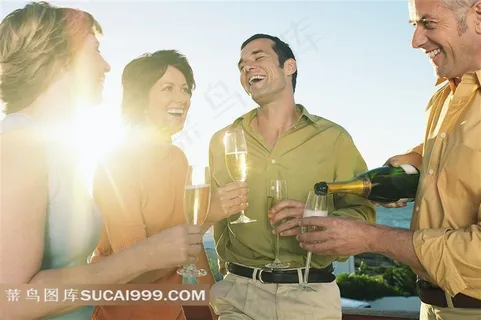 海边聚餐 开香槟庆祝特写