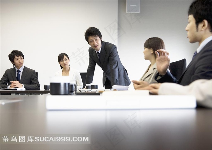 商务元素 团队会议中发言的商务男士