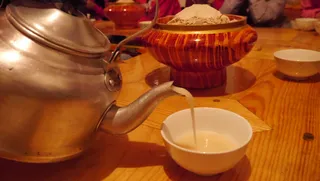 藏餐特色食物糌粑制作