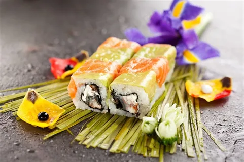 桌子上的长方形寿司高清摄影图