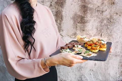 彩色餐饮美味长发女人手端一盘美味的食物上菜美食宣传 彩色餐饮美味长发女人手端一盘美味的食物上菜美食宣传