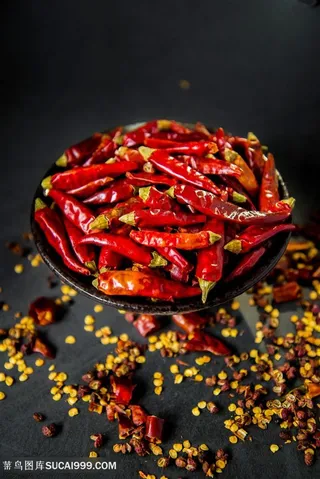 黑背景里的一碗红辣椒
