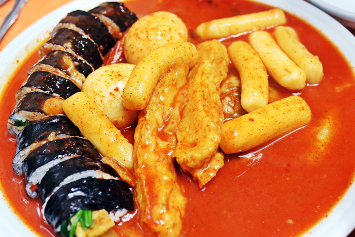 炒年糕和寿司图片