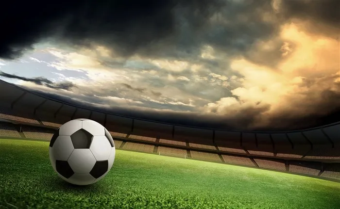 夕阳下空无一人的足球场高清图