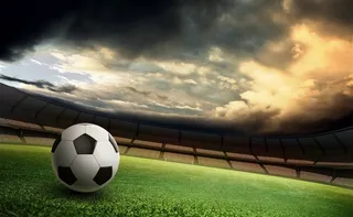 夕阳下空无一人的足球场高清图