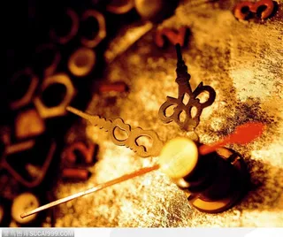 古老时钟钟面特写