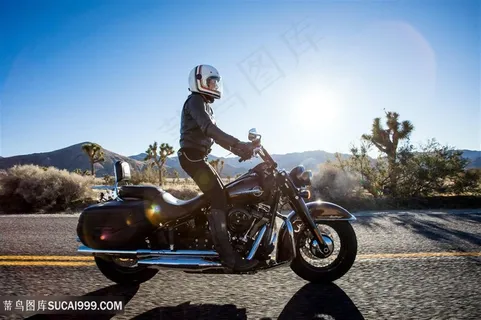 骑摩托车人物