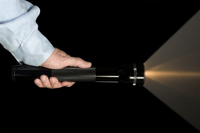 手电筒与生活人物