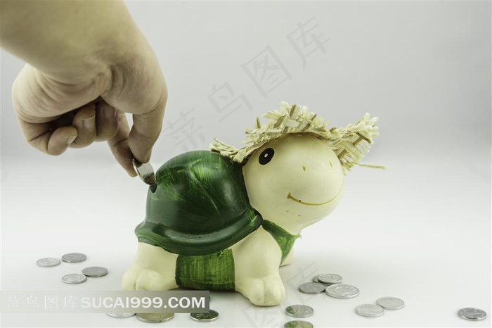往存钱罐里投入硬币的手