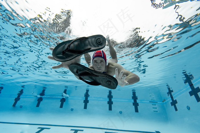 男人泳池游泳图片
