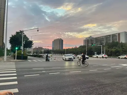 城市街道晚霞图