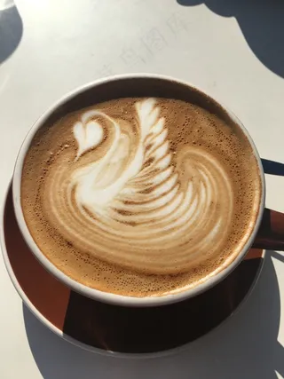 卡布奇诺拉花咖啡图片