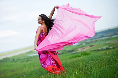 草地清新美女背影图片