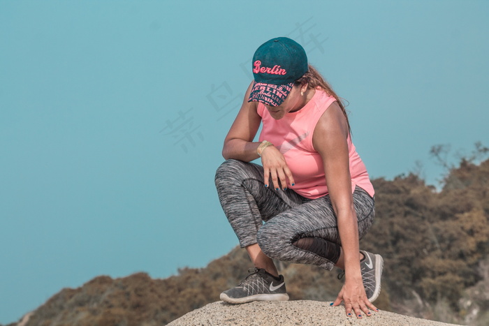 欧美运动风户外美女图片