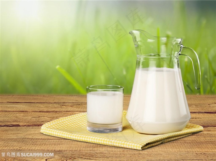 新鲜牛奶与户外美景