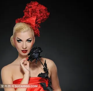 金发美女黑玫瑰花图片