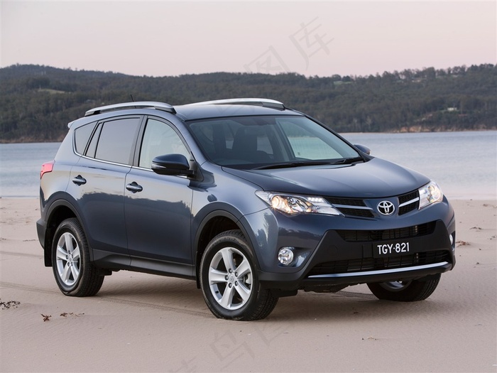 沙滩上的日本丰田RAV4城市型SUV