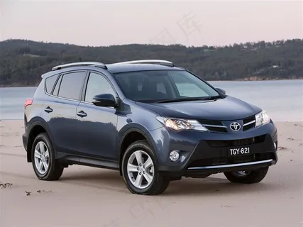 沙滩上的日本丰田RAV4城市型SUV 沙滩上的日本丰田RAV4城市型SUV