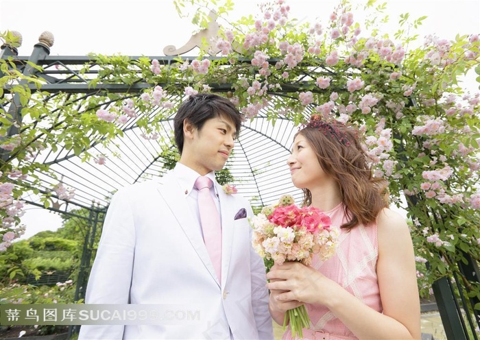 花园里的情侣婚纱写真
