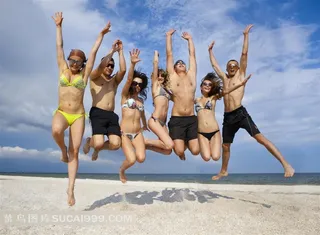 海边跳起来的美女和帅哥图片素材